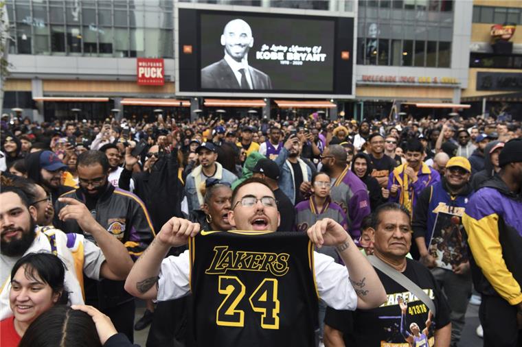 Weltweite Trauer um Basketball-Ikone Bryant Viel Fans nehmen an einer Gedenkveranstaltung für den verstorbenen Basketballspieler Bryant vor dem Staples Center teil.