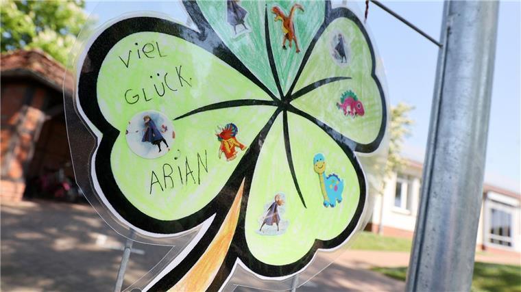 „Viel Glück Arian“ steht auf einem gebastelten Kleeblatt für einen vermissten Jungen.