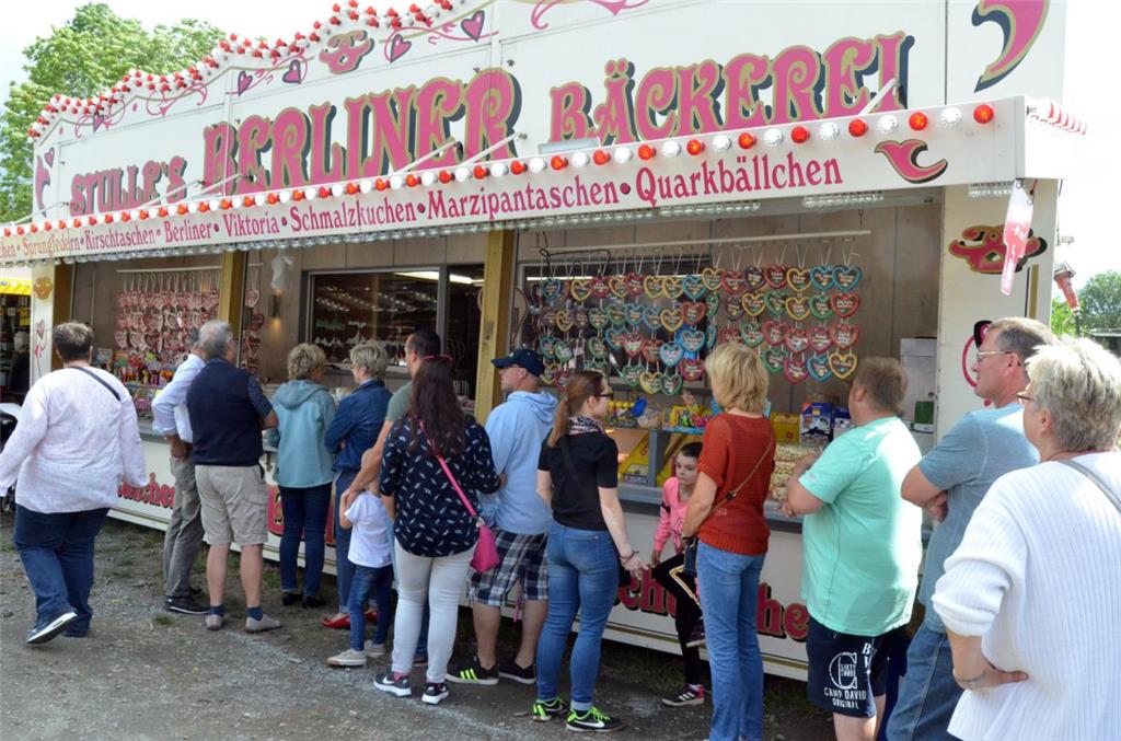 Viel Kundschaft für die Schausteller. Foto: Schmonsees