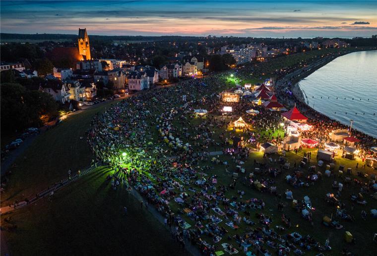 Neuer Termin für Sommerabend am Meer steht fest Blick auf den Sommerabend am Meer bei Nacht.