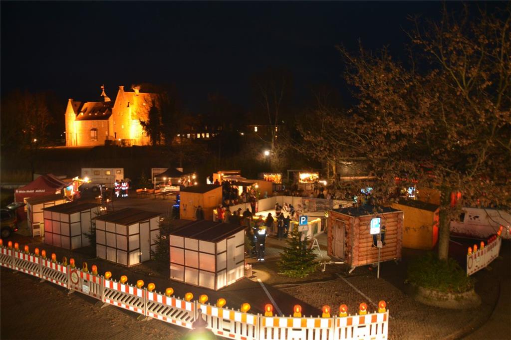 Viel Platz und die Burg im Hintergrund, der Weihnachtsmarkt am neuen Platz biete...
