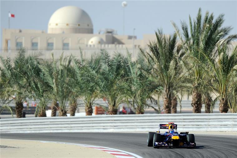 Zahl des Tages: 400 Viel Sand, ein Palast und viele Palmen: Der formel-1-Kurs von Bahrain. Foto Robichon/dpa