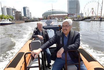 Viel Spaß haben Dr. Ralf Meyer (links) und OB Melf Grantz auf dem RIB von Skipper Andreas Wunderlich (Mitte).