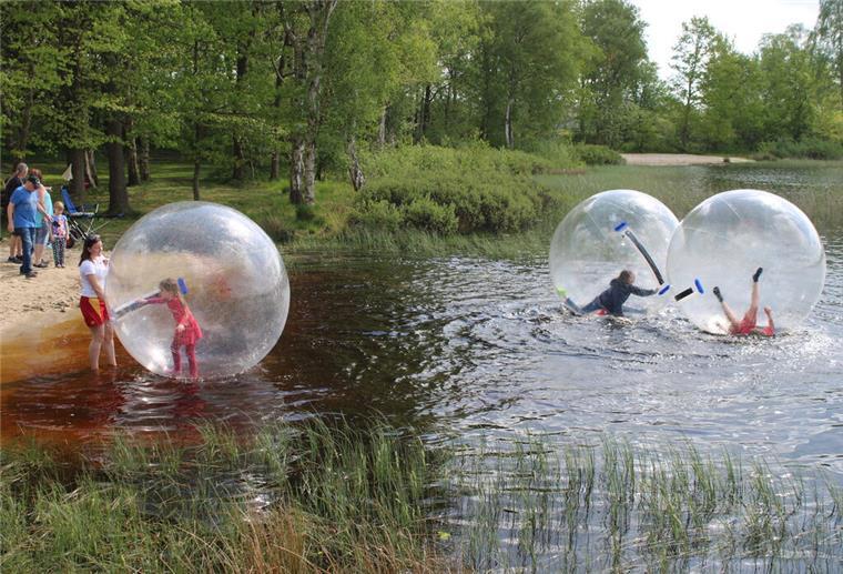 Anbaden im Silbersee: Auf geht‘s ins kühle Nass Viel Spaß hatten Kinder und Jugendliche im Wasserlaufball.