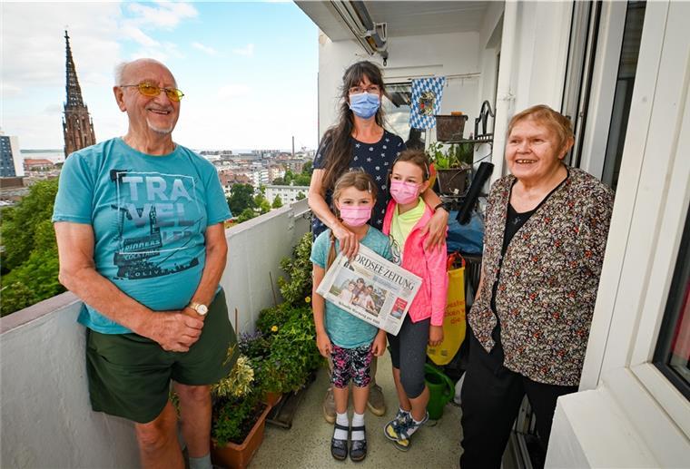 Flutopfer: Viel Hilfe in Bremerhaven Viel Weitblick: Angelika Hommes (Mitte) ist mit ihren Töchtern Amelia und Aurelia bei Jutta und Erich Wolff auf dem Hochhaus-Balkon.