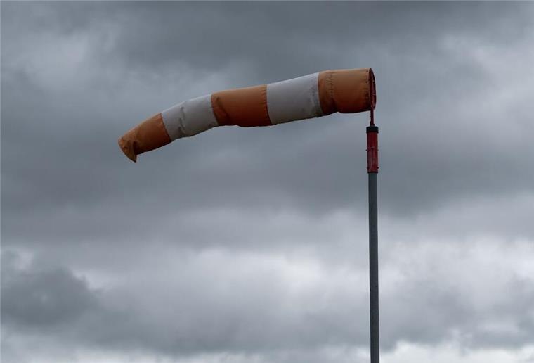 Viel Wind, wenig Schaden: Sturmtief „Wencke“, das in der Nacht zu Freitag über die Nordseeküste gezogen war, hat nur geringe Schäden verursacht.