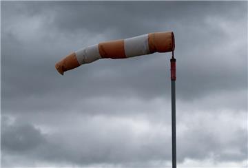 Viel Wind, wenig Schaden: Sturmtief „Wencke“, das in der Nacht zu Freitag über die Nordseeküste gezogen war, hat nur geringe Schäden verursacht.