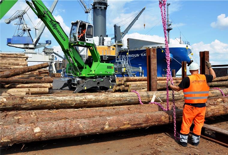 Nordenham: Bauholztransport für China läuft Viel zu tun beim Holzumschlag in Nordenhamer Midgard-Hafen.