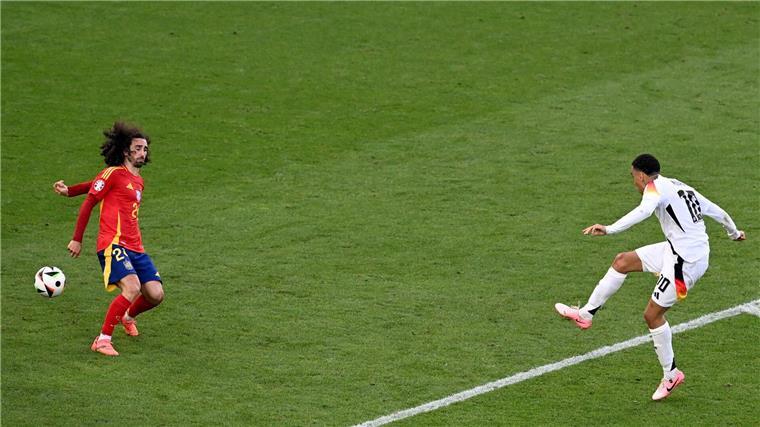 Urs Meier kritisiert UEFA wegen Handspiel-Kommunikation Vieldiskutiert: Die Handspielszene in der Verlängerung des deutschen EM-Viertelfinals gegen Spanien.