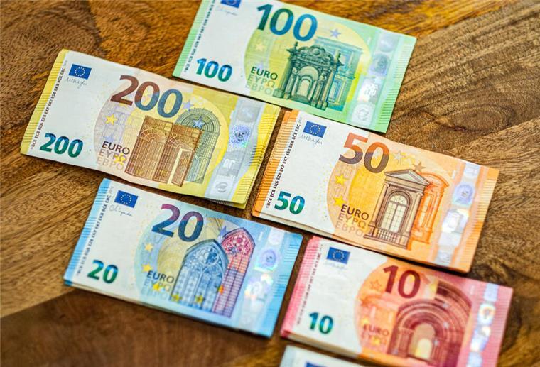 Euro-Scheine liegen auf einem Tisch. Viele Alleinerziehende kennen ihre Ansprüche nicht. Beratung kann monatlich mehrere Hundert Euro bringen.