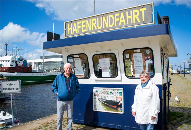 Hafenrundfahrten: Corona verhagelt die Saison Viele Anbieter von Hafenrundfahrten konnten wegen der Corona-Krise dieses Jahr noch gar nicht ablegen. Im Bild: Die Eheleute Reind und Margrit Geerdes, die die Hafenrundfahrt im Fischereihafen in Bremerhaven betreiben.
