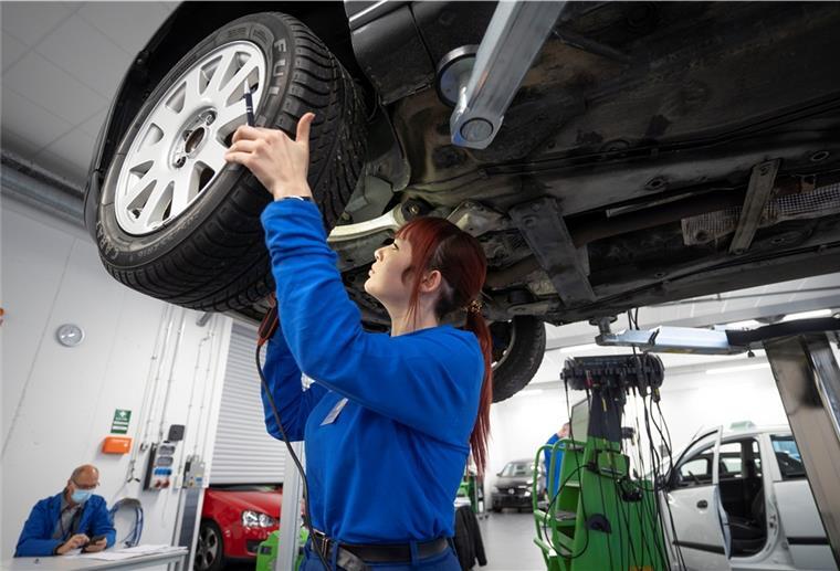 Bremer Handwerk sucht noch Auszubildende Viele Ausbildungsberufe im Handwerk haben sich durch die Digitalisierung und den technischen Fortschritt sehr verändert, das gilt besonders auch für den Bereich Kfz.