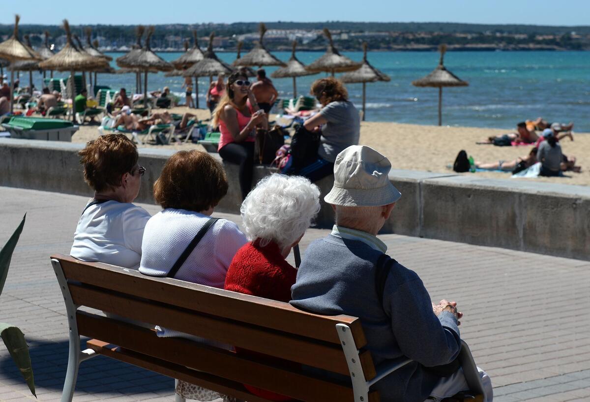 Ruhestand im Ausland: Was deutsche Rentner jetzt wissen müssen Rentner an der Playa de Palma in S’Arenal bei Palma de Mallorca.