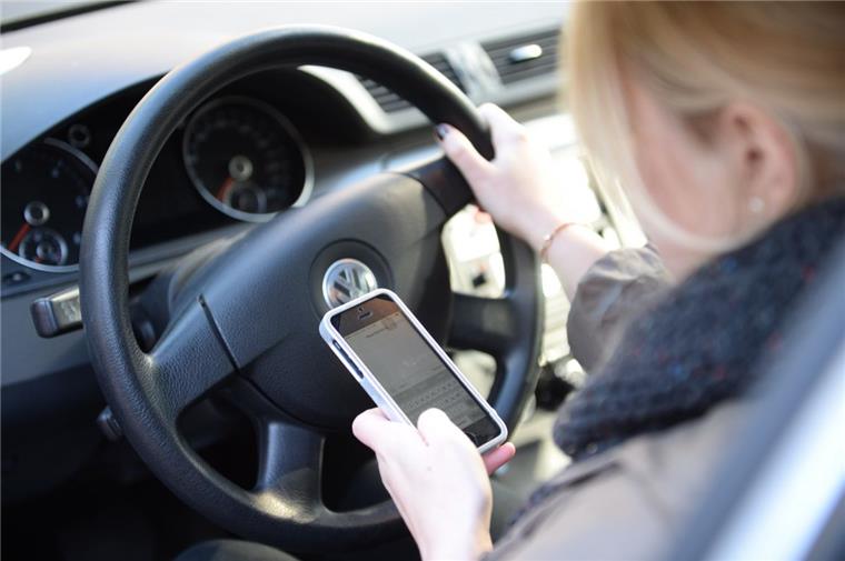 Viele Autofahrer schätzen die Gefahr durch die Nutzung von Smartphones am Steuer nicht richtig ein. Dabei steigt das Unfallrisiko dadurch deutlich.