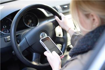 Viele Autofahrer schätzen die Gefahr durch die Nutzung von Smartphones am Steuer nicht richtig ein. Dabei steigt das Unfallrisiko dadurch deutlich.