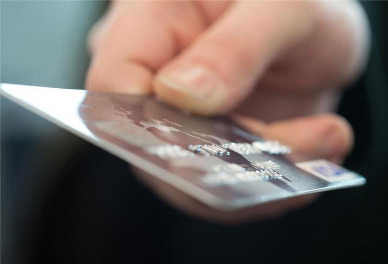Girokarte, Debitkarte, Kreditkarte – das sind die wichtigsten Unterschiede Viele Banken ersetzen die Girokarte durch Debitkarten – mit Folgen beim Bezahlen und Geldabheben.