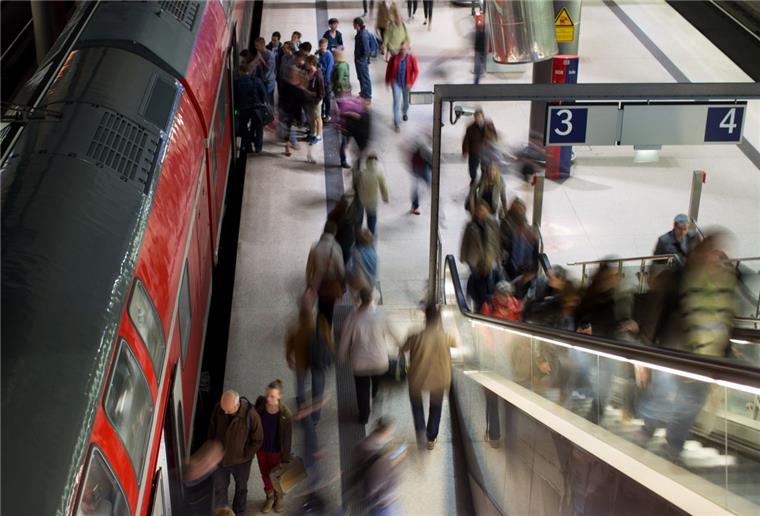 Viele Beschäftigte in Deutschland müssen zur Arbeit pendeln. 

