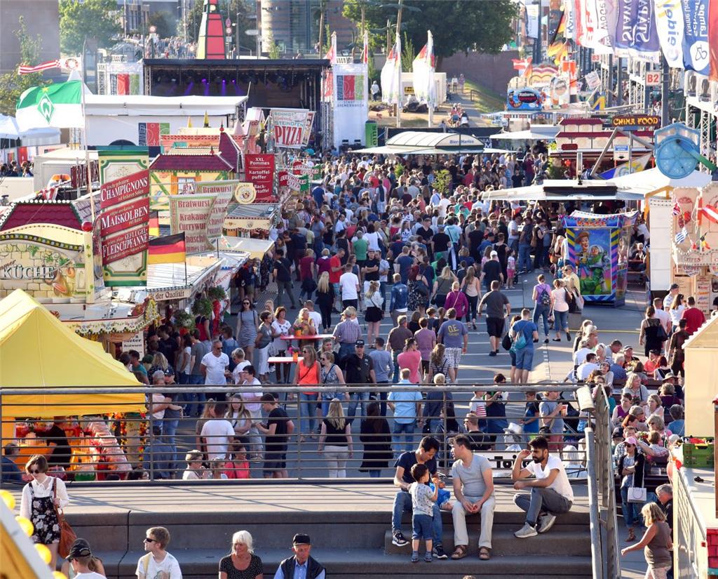 Viele Besucher beim Seestadtfest in Bremerhaven. Foto: Scheschonka