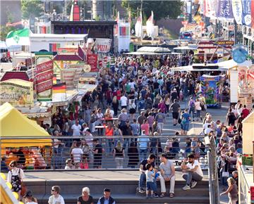 Viele Besucher beim Seestadtfest in Bremerhaven. Foto: Scheschonka