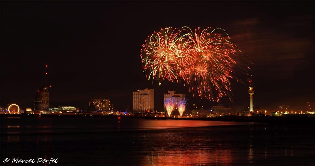 Viele Besucher gingen auch in diesem Jahr zum Feuerwerk des Seestadtfestes Breme...