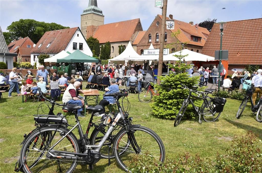 Viele Besucher haben das gute Wetter für eine Fahrradtour genutzt und machen bei...
