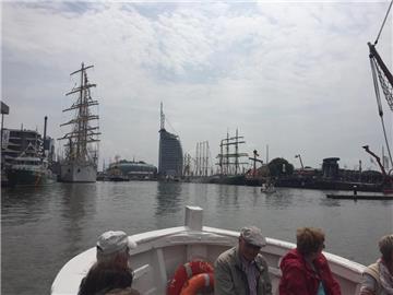 Viele Besucher nutzten die Gelegenheit, das Fest auch vom Wasser aus zu erleben....