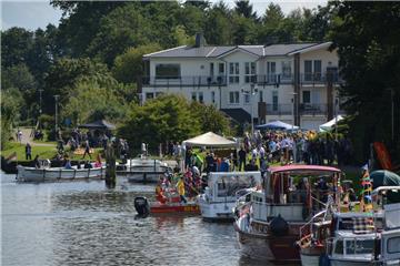 Viele Besucher, viele Boote. Foto: Scheiter
