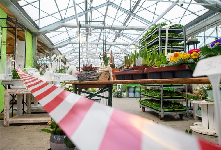 Handwerk: Lockdown-Verlängerung schwere Belastung Absperrband ist im Eingang des Ladengeschäfts von "Rieckhoff Floristik und Gartenbau" gespannt. Die Gärtnerei ist derzeit wegen der Ausbreitung des Coronavirus für Kunden geschlossen, bietet