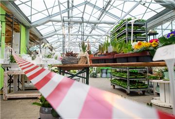Absperrband ist im Eingang des Ladengeschäfts von "Rieckhoff Floristik und Gartenbau" gespannt. Die Gärtnerei ist derzeit wegen der Ausbreitung des Coronavirus für Kunden geschlossen, bietet