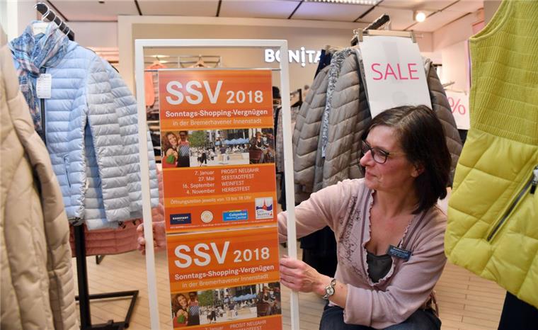 Gelegenheit macht Geschäfte: Bremerhavener nutzen verkaufsoffenen Sonntag Viele Bremerhavener nutzen dem verkaufsoffenen Sonntag dem Pia Maria Rudolf vom visuellen Karstadt-Marketing hier bewirbt.