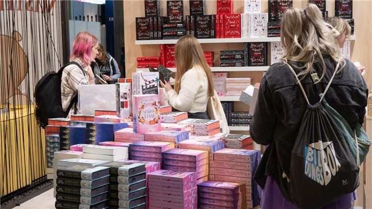 Romantik und Fantasy auf Booktok beliebt Viele Bücher, die auf Booktok trenden, behandeln düstere Themen. Daher werden einige Bücher mittlerweile mit Stickern als „ab 18“ gekennzeichnet. (Archivbild)