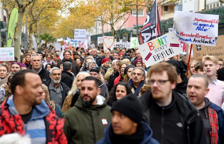Mehr als 1000 Menschen demonstrieren für ein buntes Bremerhaven Viele Bürger Bremerhavens setzen ein Zeichen gegen Neonazis und Rechtspopulisten.