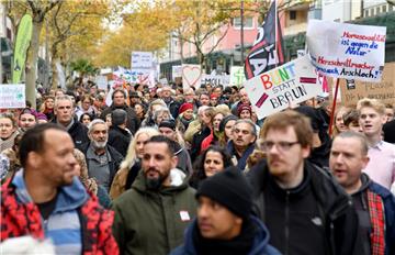 Viele Bürger Bremerhavens setzen ein Zeichen gegen Neonazis und Rechtspopulisten.