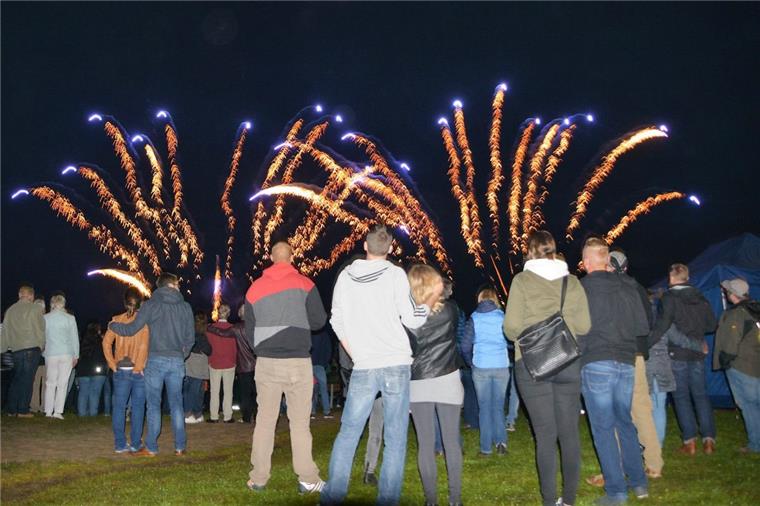 Feuerwerks-Aus in Bad Bederkesa: Jetzt sollen die Bürger mitreden Viele Bürger sind sauer, weil es das Höhenfeuerwerk beim Beerster Seefest künftig nicht mehr geben soll. Bürgermeister Thorsten Krüger lädt jetzt alle Interessenten ein, ihre Anregungen und Ideen vorzutragen.