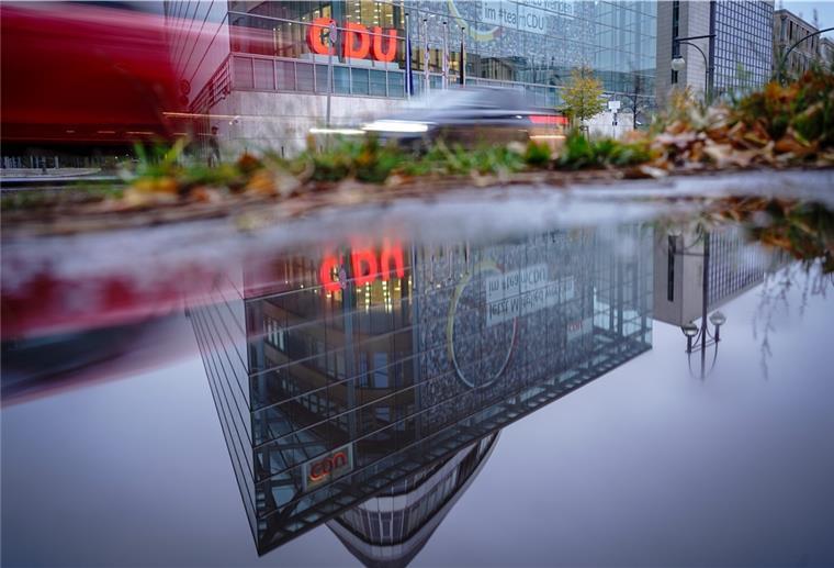 Parteieintritte vor der Wahl: Ex-CDU-Chef warnt vor Manipulation Die CDU-Parteizentrale, das Konrad-Adenauer-Haus, spiegelt sich am frühen Morgen in einer Regenpfütze.