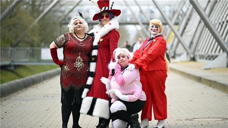 Cosplayer treffen sich auf der Buchmesse Viele Cosplayer spielen Serien-Charaktere nach.