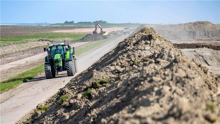 Wofür Niedersachsen Millionen in den Küstenschutz investiert Viele Deichabschnitte wie hier im Landkreis Aurich in Ostfriesland müssen in Niedersachsen in den kommenden Jahren erhöht werden. (Archivbild)