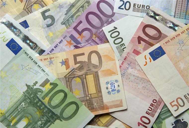 Reich oder superreich: Ab diesem Einkommen bist du das in Deutschland Zahlreiche Euro-Banknoten liegen auf einem Tisch.