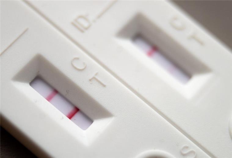 Coronatest mit roten Strichen