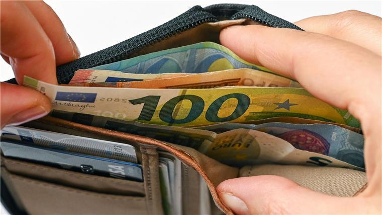 Tischler Nordwestdeutschland: 5 Prozent mehr Entgelt Erhalt Viele Eurobanknoten stecken in einer Geldbörse.