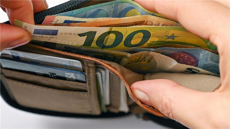 Bremen hat höchste Pro-Kopf-Verschuldung bundesweit Viele Eurobanknoten stecken in einer Geldbörse.