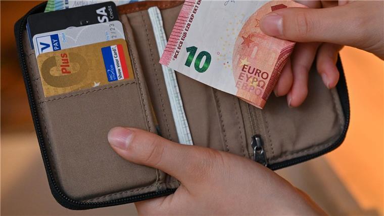 Eine Million Niedersachsen verdienen bis 14 Euro Viele Eurobanknoten stecken in einer Geldbörse.