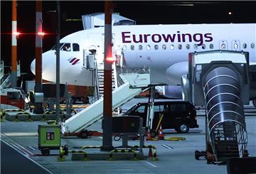  Eine Maschine der Fluggesellschaft Eurowings steht am Abend auf dem Flughafen Hamburg. 