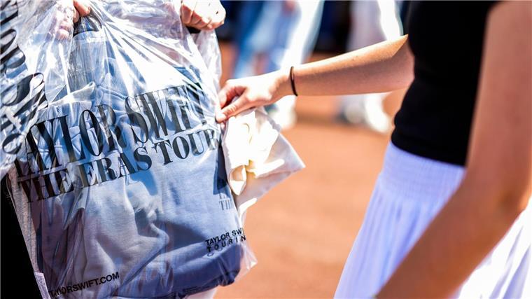 Viele Fans deckten sich bei Taylor Swift mit Merch ein. (Archivbild)