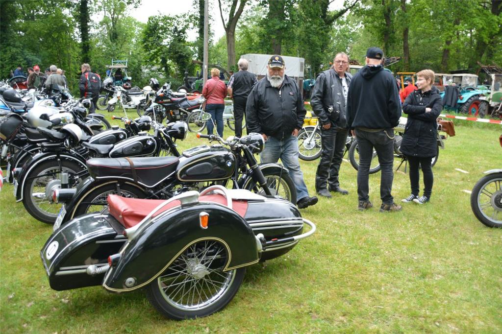 Viele Fans der alten Motorräder und Moped-Fans hatten auch einen Beiwagen mitgeb...