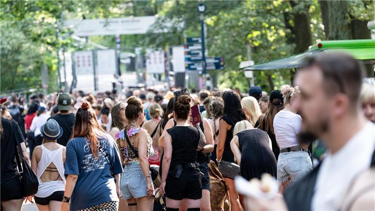 Viele Fans wollen ihren Idolen nahe sein, etwa beim Tokio Hotel-Konzert in Berlin.