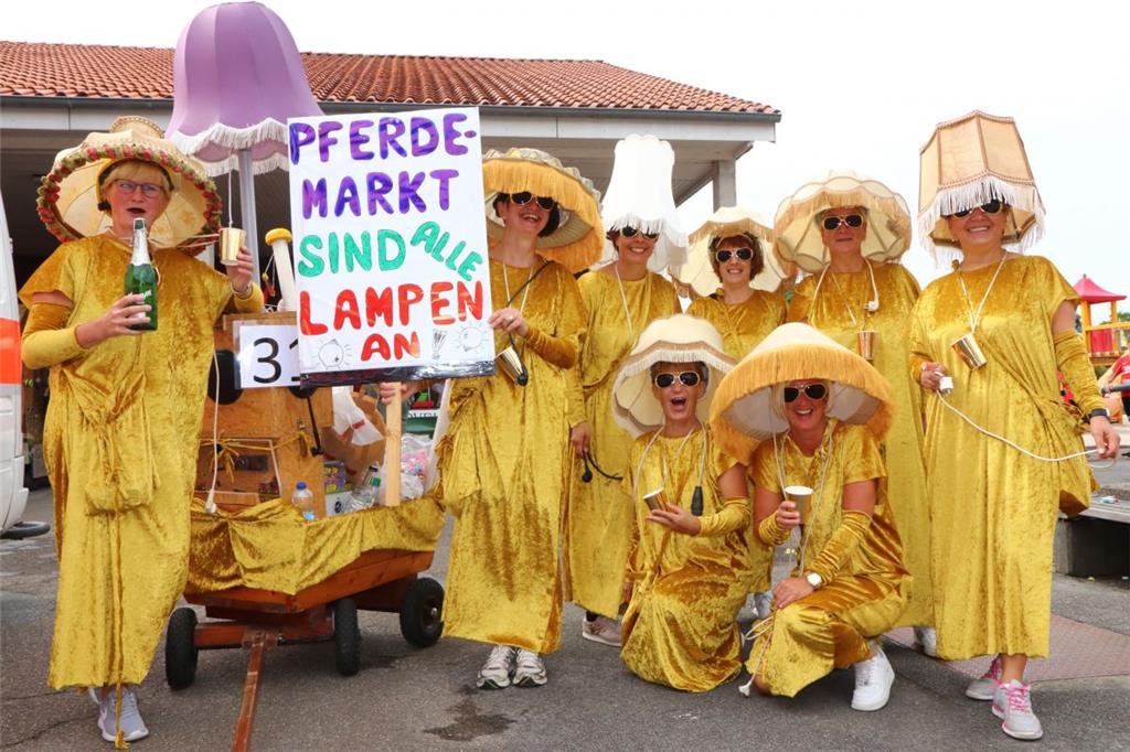 Viele farbenfrohe Gruppen nahmen am Festumzug des Ovelgönner Pferdemarkts teil. ...