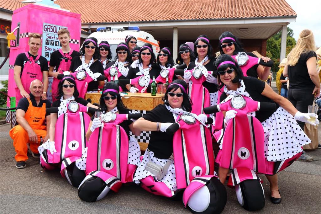 Viele farbenfrohe Gruppen nahmen am Festumzug des Ovelgönner Pferdemarkts teil. ...