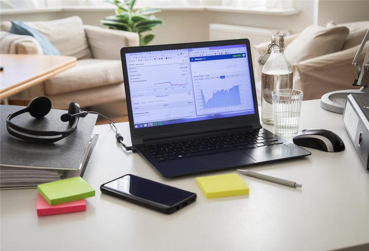 Risiken minimieren: Tipps für sicheres Onlinebanking Aufgeklapptes Laptop