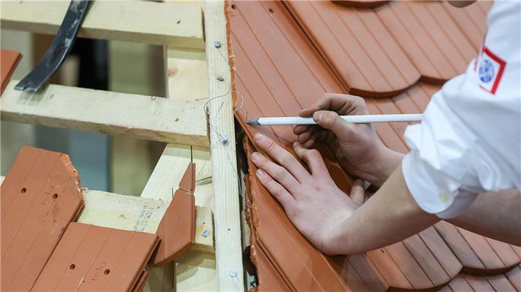 Viele Firmen suchen händeringend nach Fachkräften, etwa im Handwerk. (Symbolbild)